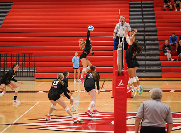 Centennial vs Osseo Girls Varsity Volleyball 212